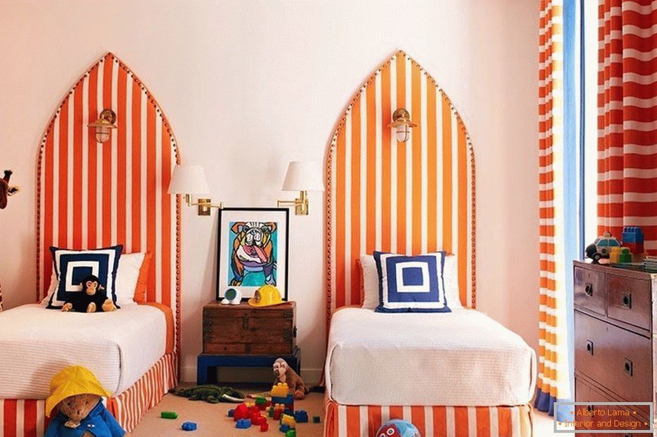 Narančasti prugasti kreveti u vrtiću