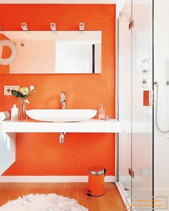 Ogledalo u narančastoj kupaonici