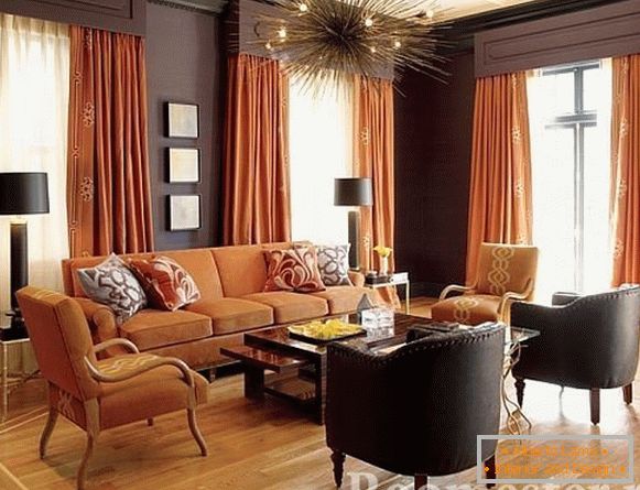 Mandarinski zavjese i narančasti kauč
