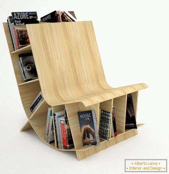 Drvena stolica s knjigama iz studija Fishbol Design Atelier