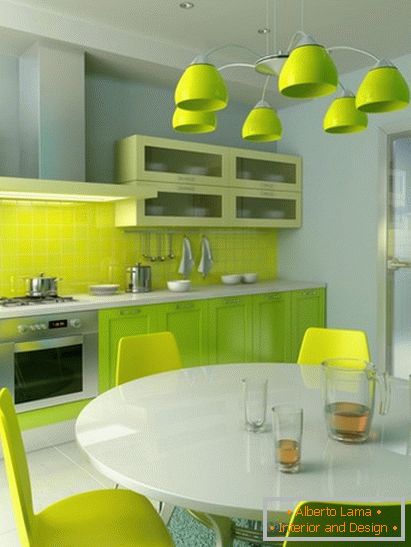 Unutrašnjost male kuhinje u svijetlim bojama