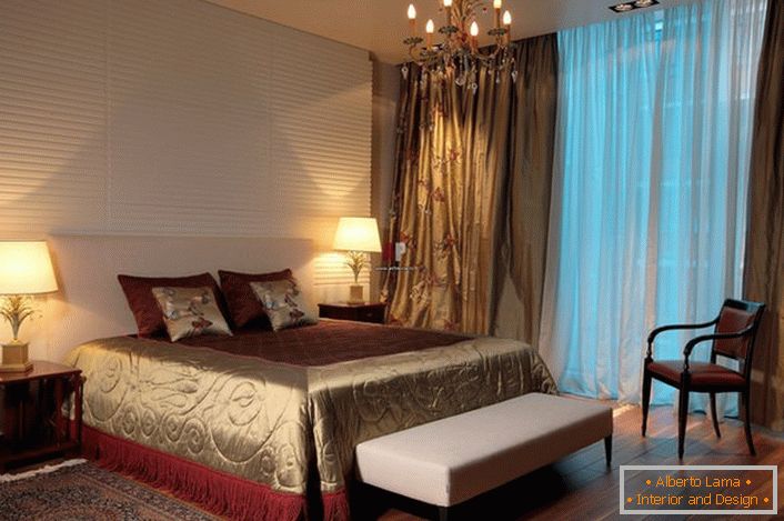 Tradicionalno osvjetljenje vreća za spavanje u klasičnom stilu - lustera i običnih pladnja na stranama kreveta. 