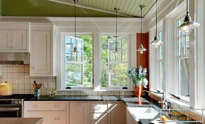 dizajn kuhinje sa kutnim prozorom