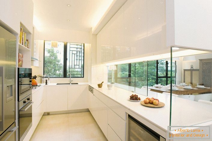 Kuhinja je odvojena od dnevnog boravka dekorativnim staklenim zidom. Zanimljivo rješenje za interijer u stilu hi tako.