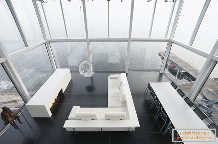 Lakonski dizajn dnevne sobe u minimalističkom stilu. Zanimljiv komad namještaja je stolica obješena od visokog stropa.