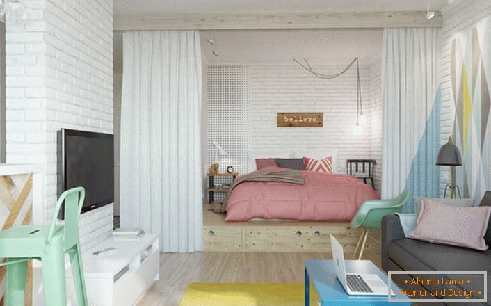 Skandinavski stil je idealan ako govorimo o dizajnu malog stana. U niši se nalazi spavaća soba s velikim mekanim krevetom.