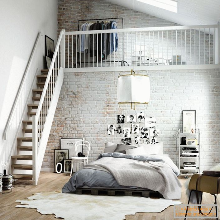 Spavaća soba u skandinavskom stilu funkcionalno je podijeljena u dvije zone. Drveno stubište vodi do drugog kata, gdje se nalazi mali garderobni ležaj na krevetu.
