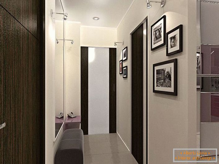 Dizajn rješenje za uski hodnik. Dekoracija u kontrastnim bijelim i tamnosmeđim bojama ne samo da izgleda stilski, već i vizualno čini sobu više.
