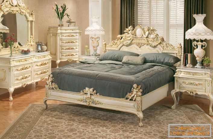 Spavaća soba uređena je u stilu romantizma. Glavni značajni element je figured rezbareno opremanje namještaja.