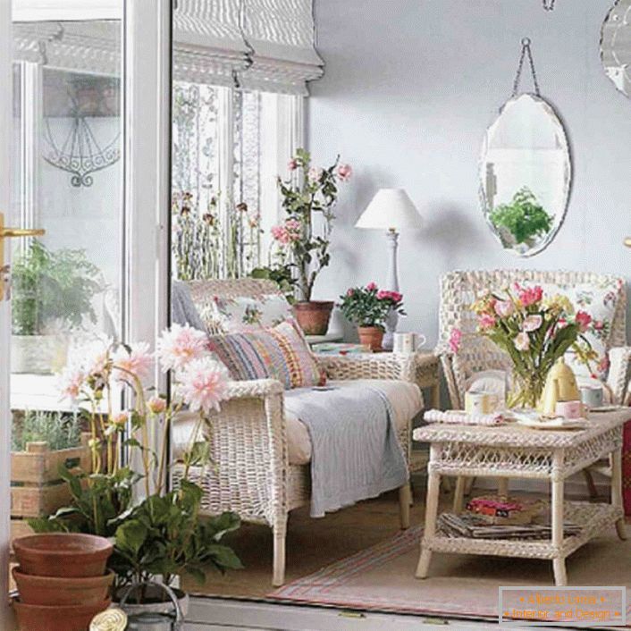 Mala veranda u stilu romantizma idealno je mjesto za one koji vole čitati.