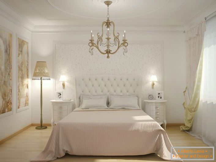 U sredini interijera spavaće sobe nalazi se krevet s visokom tapeciranom platnenom glavom. Mekana, presvučena presvlaka čini atmosferu plemenito i elegantno.
