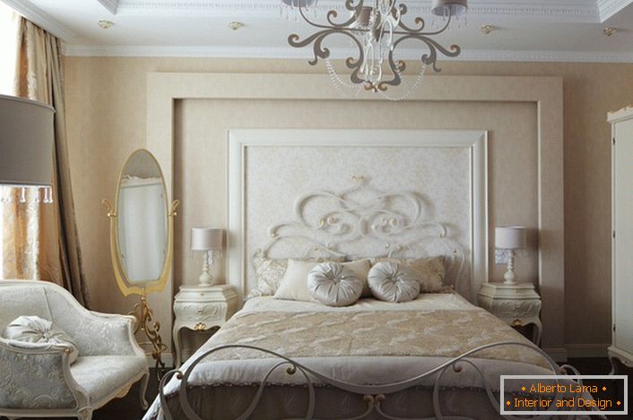 Luksuzna obiteljska spavaća soba u stilu romantizma je atraktivna skromna suzdržana interijera u svijetlim bojama.