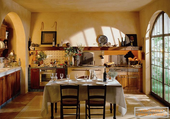 Kuhinja je u rustikalnom stilu s velikim panoramskim prozorom. Radna i blagovaonica u kuhinji dobiva maksimalnu prirodnu svjetlost.