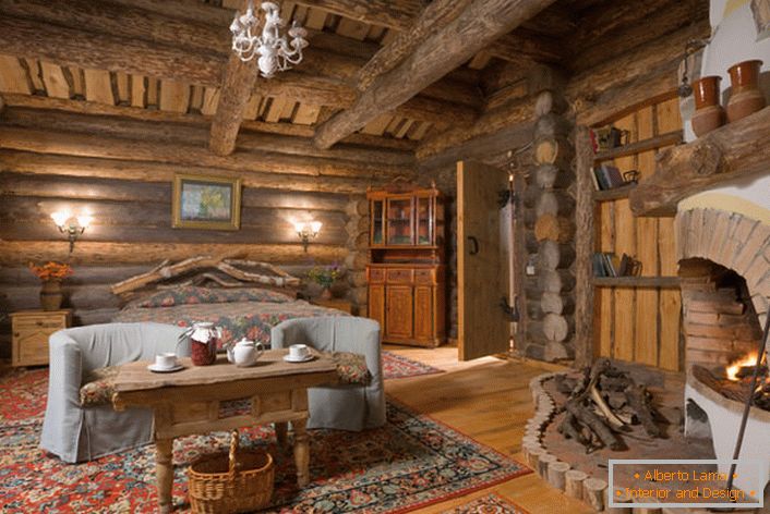 Rustikalna zemlja s velikom spavaćom sobom vikendice u Skandinaviji. U bilo kojem interijeru, izvedenom u rustikalnom stilu, kamin će izgledati skladno, pogotovo od opeke. 