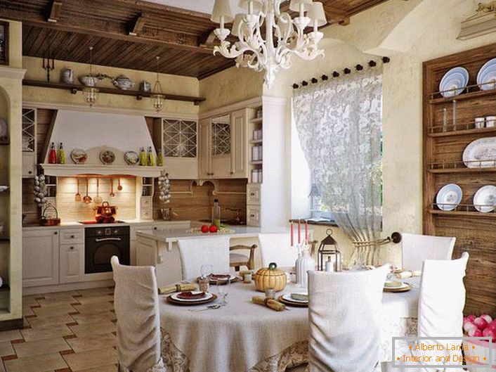 Ugodna kuhinja u rustikalnom stilu. Značajna su dekorativne police od drva za ploče i druge posuđe. 