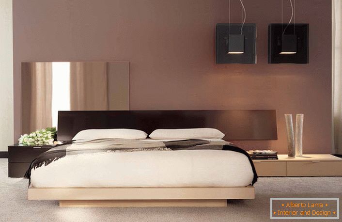 Minimalistički dizajn s notama japanske boje u spavaćoj sobi običnog francuskog stana. 