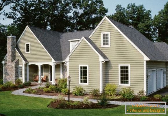 Siva boja fasade kuće - fotografija fasade s PVC pločama