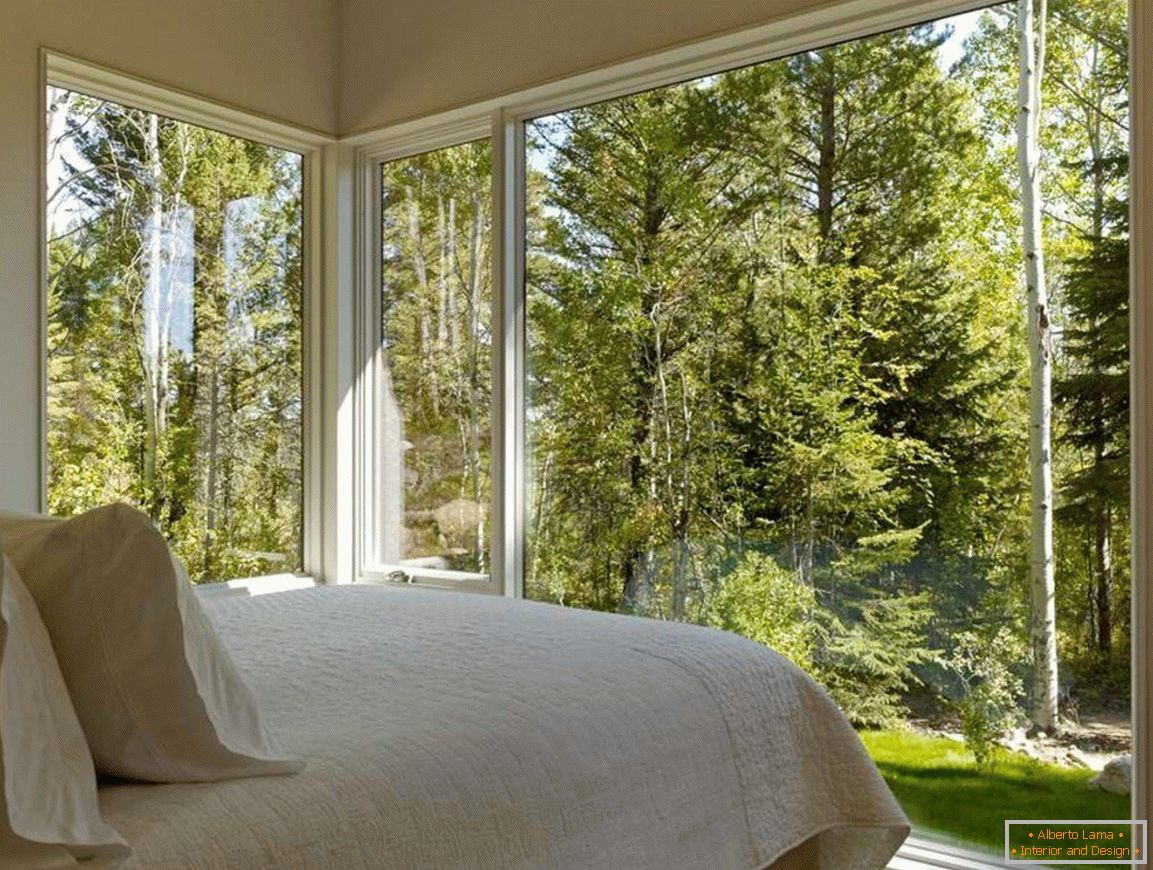 Spavaća soba с видом на лес