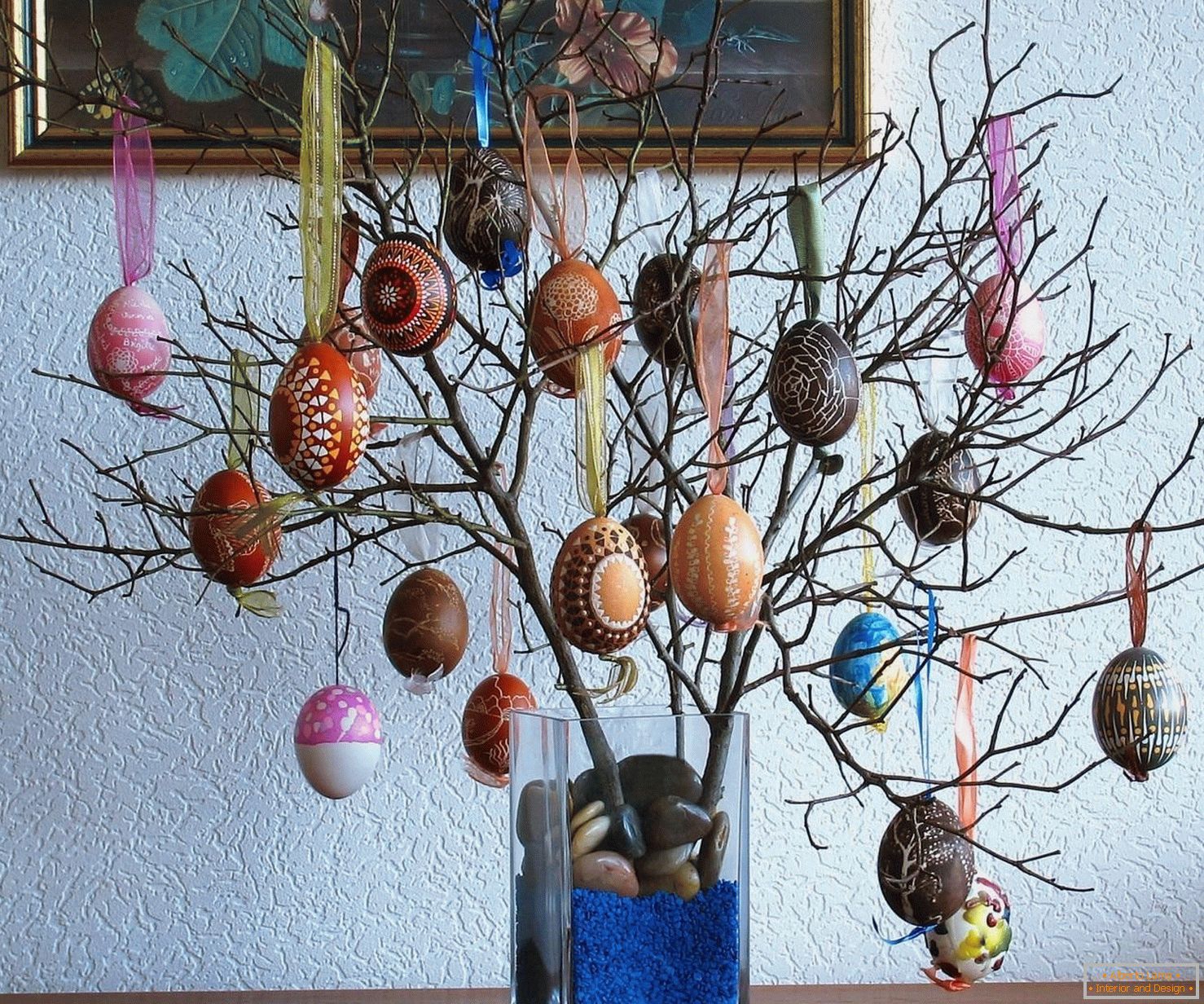 Podružnica s uskrsnim jajašima u vazi