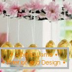 Lančić cvijeća i zlatnih jaja
