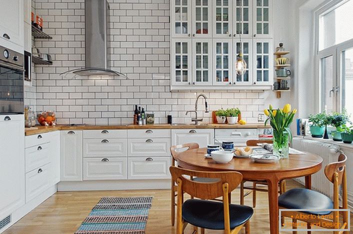 Interijer kuhinje izrađen je u skandinavskom stilu, koji se izražava u bijelom, mirnom dizajnu. 