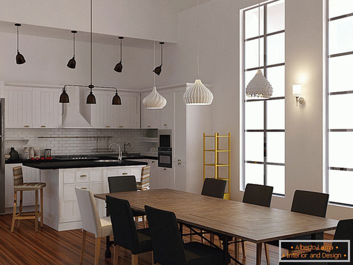 Primjer dobro odabrane rasvjete za kuhinju u skandinavskom stilu. Za osvjetljavanje blagovaona i radnih površina koriste se različiti modeli stropnih lustera. 
