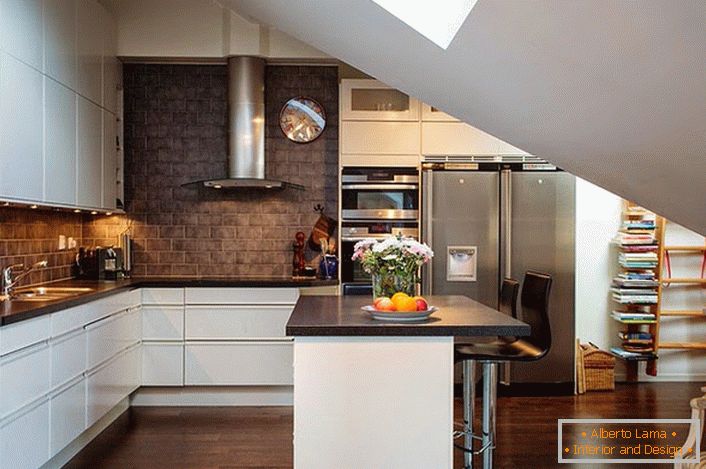 Kuhinja u potkrovlju uređena je u skandinavskom stilu. Bijeli kuhinjski setovi izgledaju dobro u pozadini zidova tamnih opeka. 