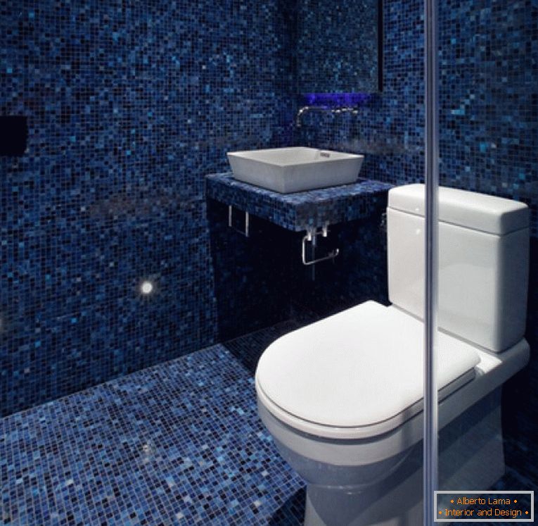 Plavi mozaik u dizajnu wc-a