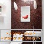 Mozaik tamnocrvene boje u dizajnu wc-a
