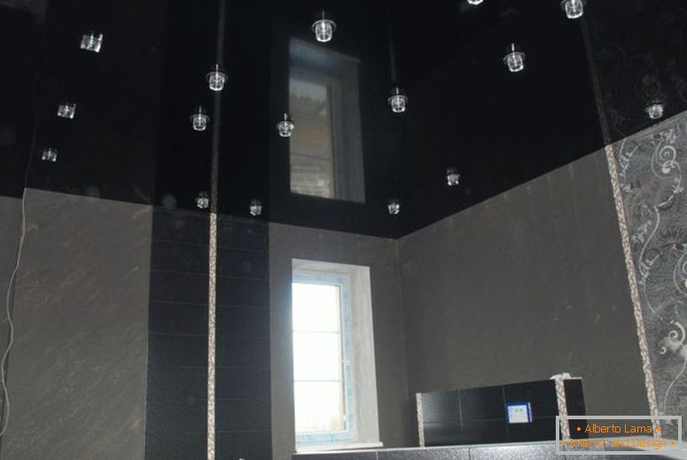 crno-sjaj-strop-u-kupaonici