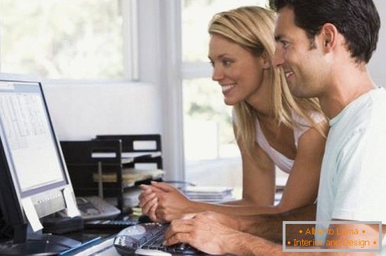 muškarca i žena na računalu kod kuće