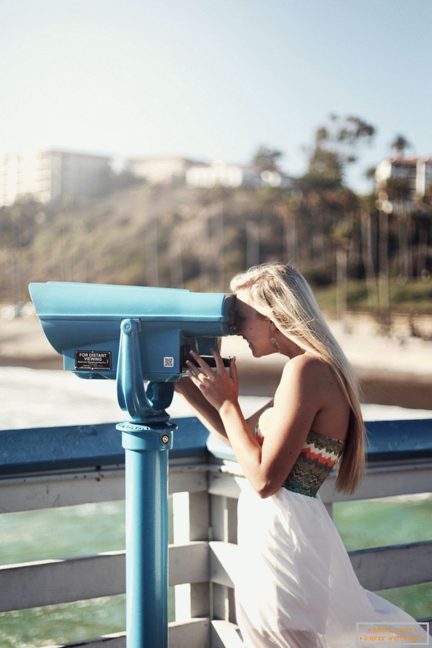 Portret djevojke koja gleda na dalekozor