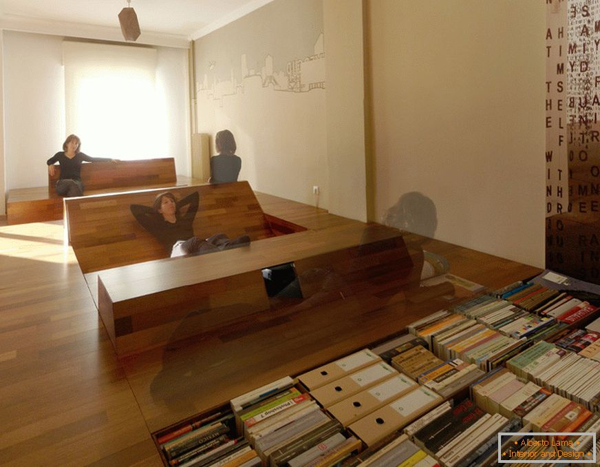 Ugrađena ladica za knjige na podu