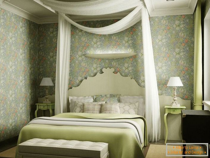 Značajka dizajna spavaće sobe bila je baldahina od prozirne bijele tkanine iznad kreveta. Lagan, romantičan dizajn idealan je za spavaću sobu mladog para.