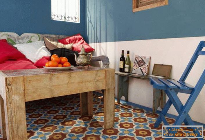 Kreativno rješenje za dvoranu u mediteranskom stilu je stolić za kavu od grubog, neobrađenog drveta. 
