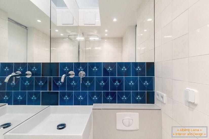 Plave pločice u bijeloj kupaonici