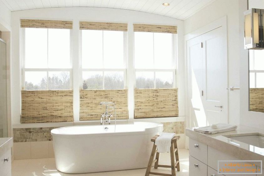 Skupa kupaonica s prirodnim materijalima i velikim prozorima