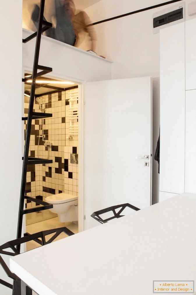 Kupatila studio apartmana u crno-bijeloj boji