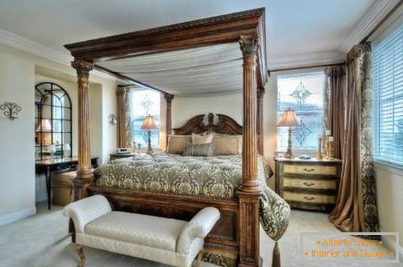 Veliki krevet na feng shui u spavaćoj sobi u klasičnom stilu