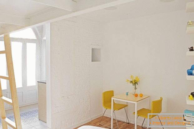 Projekt mini apartmana: mali stol u spavaćoj sobi