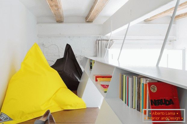 Projekt mini apartmana: svijetli jastuci u unutrašnjosti