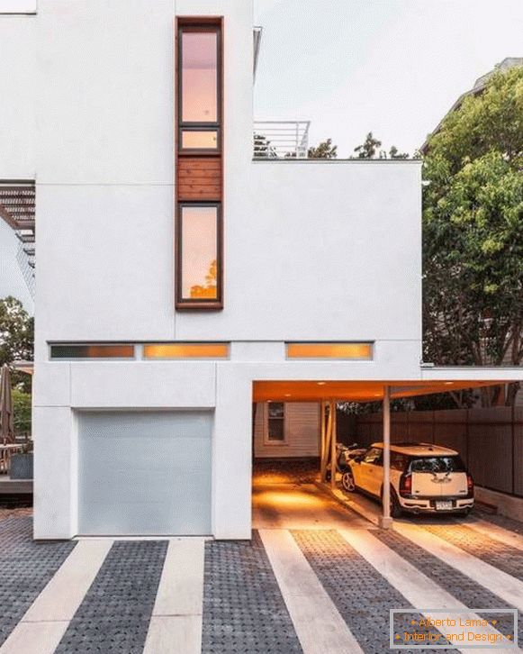 Kuća u stilu minimalizma s autocesta za automobile