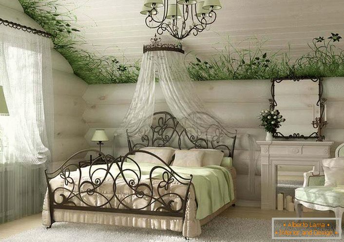 Svijetla, prostrana spavaća soba u seoskom stilu vrijedna je za posebnu stropnu oblogu uz koju se prikazuje svježi zelenilo s rijetkim cvjetovima.
