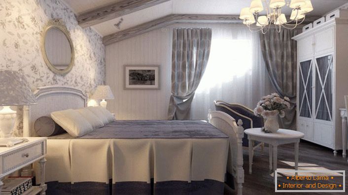Spavaća soba u stilu zemlje izrađena je u mutnim plavim tonovima. Zid na glavi kreveta prekriven je pozadinom s cvjetnim uzorkom.