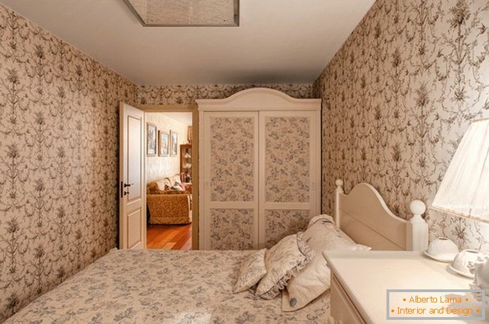 Ugodna spavaća soba u zemlji u maloj ladanjskoj kući na jugu Italije.