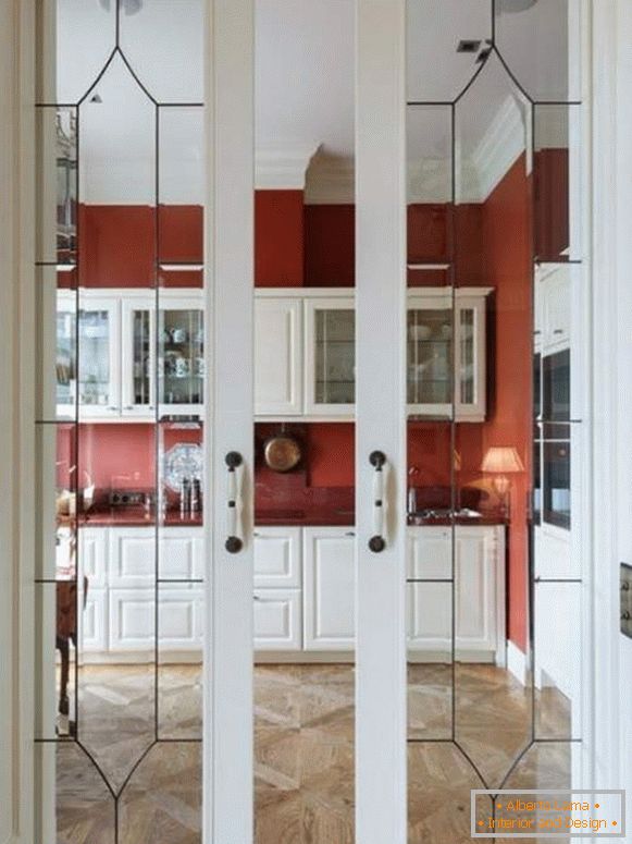 Elegantna klizna vrata za kuhinje od drva s staklom