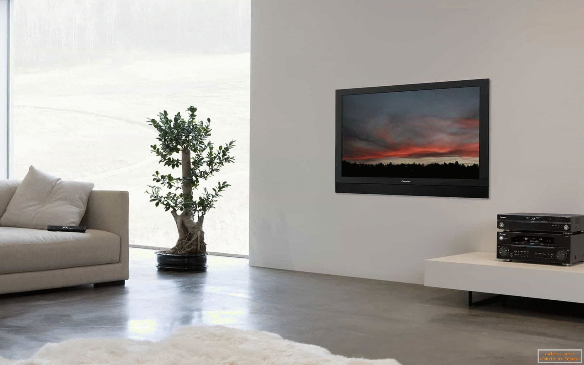 TV na bijelom zidu u dnevnoj sobi