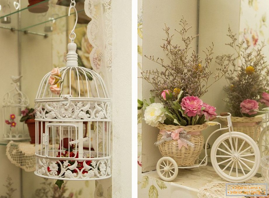 Bijeli kavez i cvijeće u košari na laganoj udobnoj kuhinji
