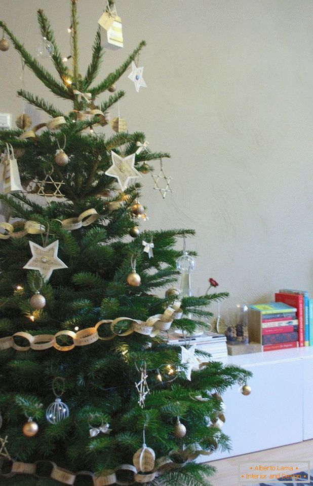 Božićno drvce ukrašeno našim kućnim igračkama