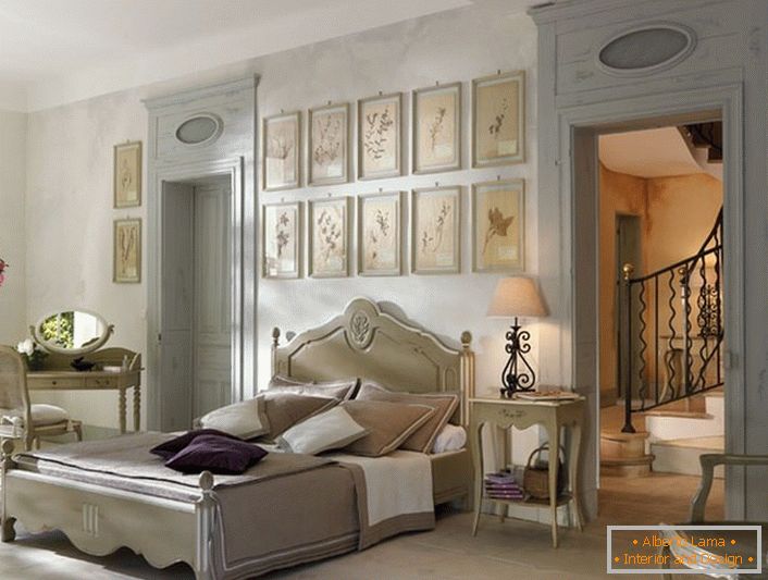 U skladu s tradicijama francuskog stila za spavaću sobu je odabrana laconic svjetlo namještaj drva. Zanimljiv detalj je kolaž slika iznad glave kreveta.